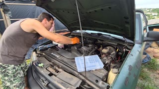 Investigando por baixo da tampa de válvulas