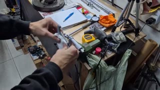 Pistão na morsa pra medir com o micrômetro